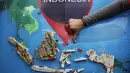 Sebuah ilustrasi yang menyindir pemerintah Indonesia tentang kebijakan tembakau saat  aksi  mendukung ratifikasi Kerangka Kerja Pengendalian Tembakau (FCTC) di Bundaran HI, Jakarta, Minggu (15/2/2015). (Antara Foto/ Sigid Kurniawan)