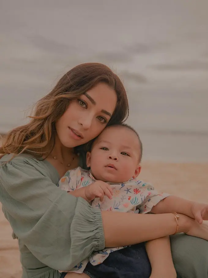 6 Potret Gaya Nikita Willy saat Momong Baby Izz, Tampil Stylish dan Modis