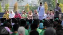 Presiden Jokowi (kiri) saat berbincang dengan salah satu anggota Paskibraka di halaman belakang Istana Bogor,  Selasa (18/8/2015). Silaturahmi ini berkaitan peringatan kemerdekaan HUT RI ke-70 di Istana Merdeka Jakarta. (Liputan6.com/Faizal Fanani)
