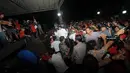 Tampak Jokowi dalam kerumunan masa yang berada di bawah panggung (Liputan6.com/Herman Zakharia)