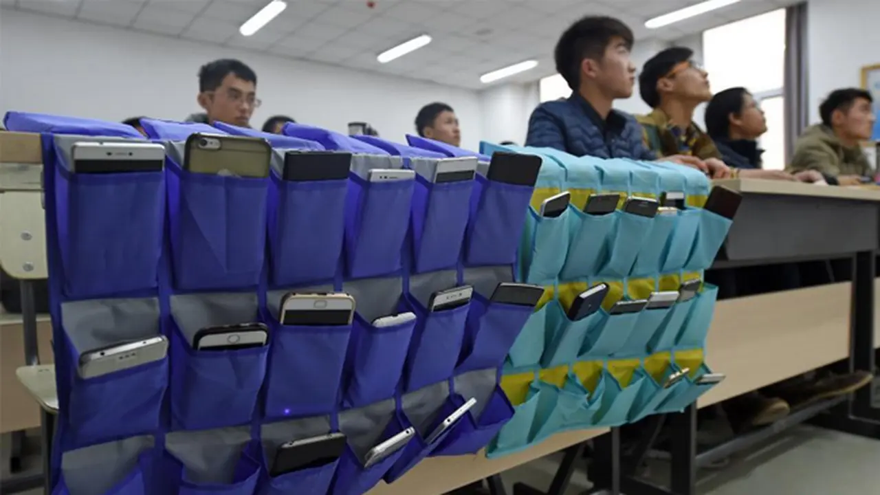 Kampus Ini Melarang Siswanya Main Ponsel di Kelas