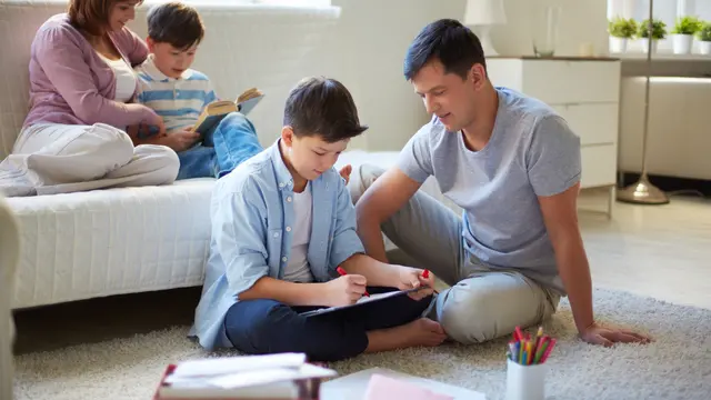 3. Mengawasi Anak Secara Berlebihan [Dok/freepik.com]