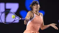   Petenis Russia, Maria Sharapova melakukan forehand saat berhadapan dengan petenis AS Lauren Davis pada hari ke-5 turnamen tenis Australian Open 2016  di Melbourne, Jumat (22/1/2016).  (AFP/Greg Wood)