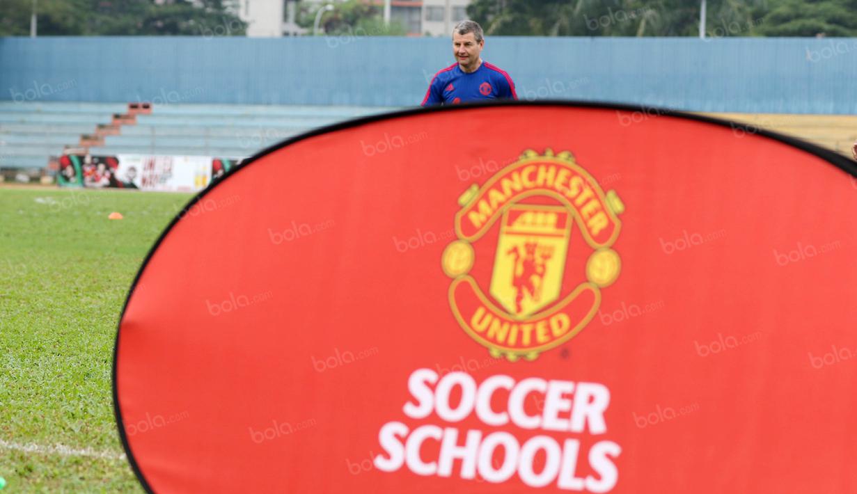 Legenda Manchester United, Denis Irwin melakukan pemanasan sebelum bertanding pada acara United Way Coaching Clinic You C 1000 di Stadion Soemantri Brojonegoro, Jakarta, Sabtu (7/5/2016). (Bola.com/Nicklas Hanoatubun)