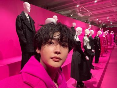 Lee Jong Suk selfie di event rumah mode Valentino. (Foto: Instagram/ jongsuk0206)