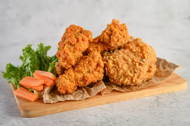Buttermilk fried chicken thighs recipe. (Photo: jcomp/Freepik)