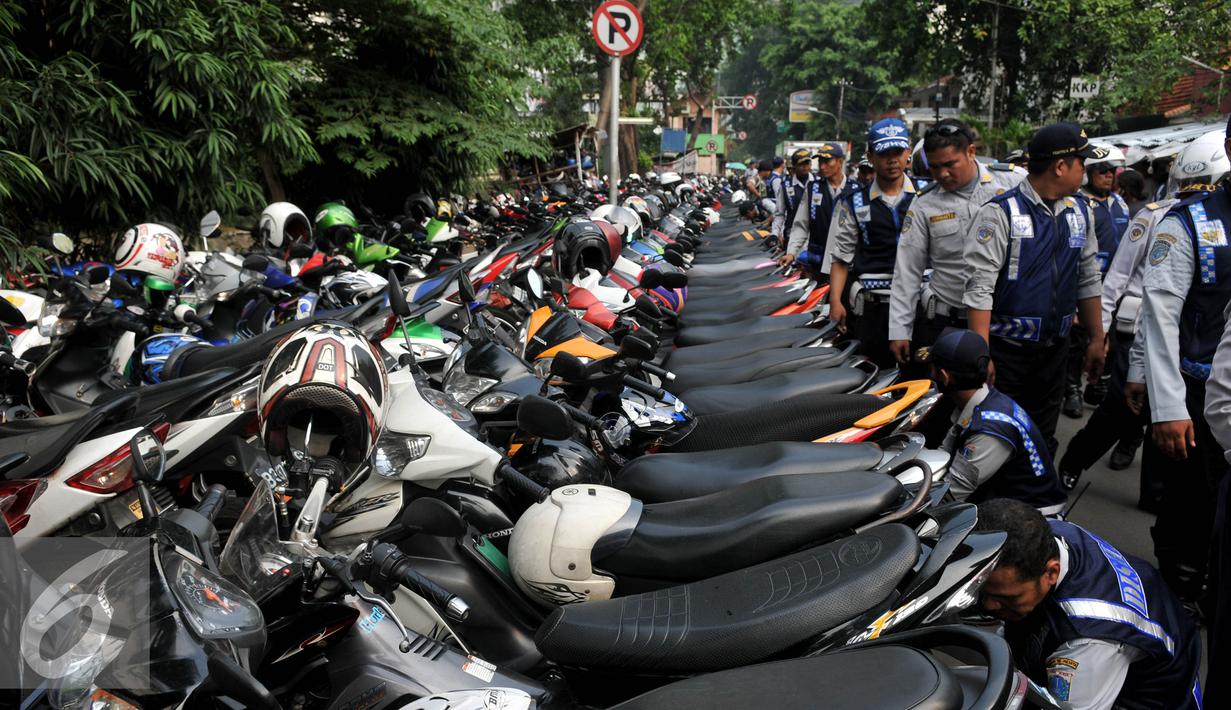 Parkiran motor. (Liputan6.com/Johan Tallo)