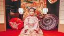 Gempi yang masih mengenakan kimono pink ini duduk di sebuah bantal besar layaknya putri raja Jepang. Imut dan menggemaskan kan? (Foto: Instagram/@gisel_la)