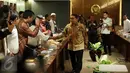 Wakil Ketua DPR Fadli Zon bersalaman dengan sejumlah pengurus keluarga besar HMI di ruang rapat pimpinan DPR di Komplek Parlemen, Senayan, Jakarta, Jumat (11/11). Pertemuan tersebut membahas penangkapan  sejumlah aktivis HMI. (Liputan6.com/Johan Tallo)