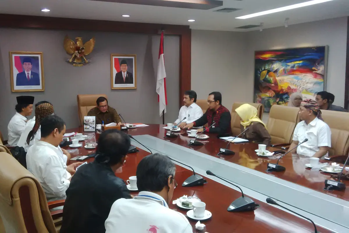  Istana menerima 15 orang perwakilan dari Aliansi Pendamping Profesional Desa Jawa Barat yang demonstrasi di depan Istana Kepresidenan.