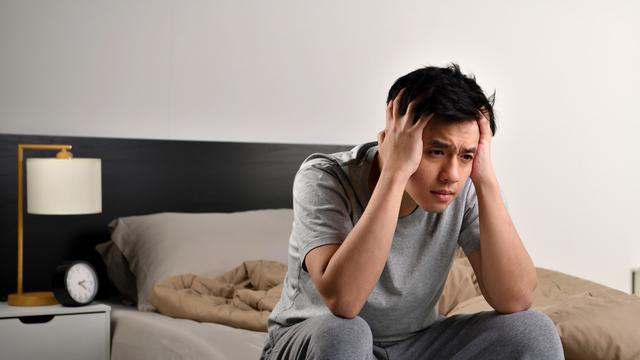 Rambut Menipis pada Pria, Apa Sih Penyebabnya? Waspadai Risiko Kebotakan, Temukan Solusinya!