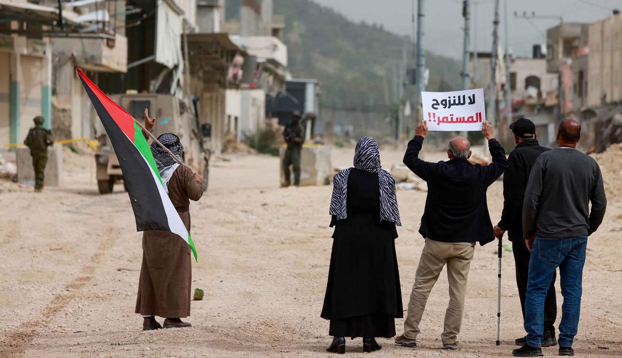 Tindakan Israel memancing reaksi keras dari delapan negara mayoritas muslim yang mengutuk langkah-langkah baru Israel untuk memperketat kendali atas Tepi Barat dan membuka jalan bagi lebih banyak pemukiman di wilayah Palestina yang diduduki. Tampak dalam foto, warga Palestina berunjuk rasa setelah tentara Israel memblokir pintu masuk kamp pengungsi Palestina Nur Shams di Tepi Barat yang diduduki pada Senin 9 Februari 2026. (Jaafar ASHTIYEH/AFP)