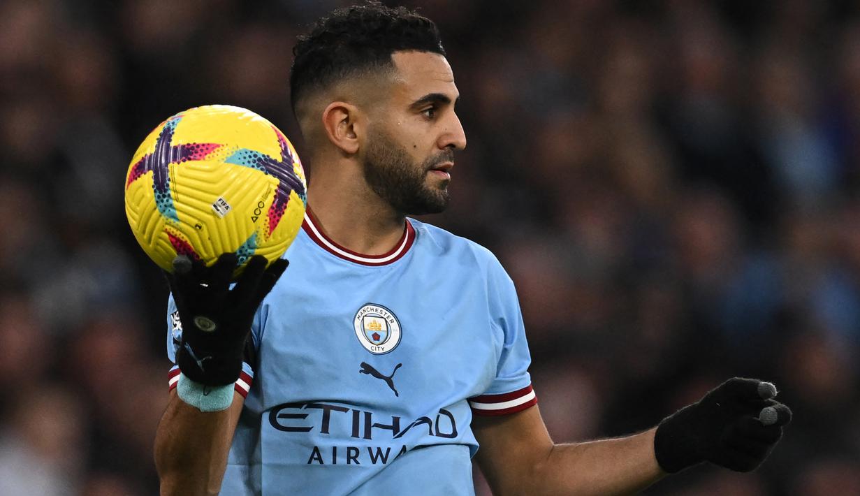 Gelandang Manchester City, Riyad Mahrez bersiap melakukan lemparan ke dalam saat menghadapi Aston Villa pada laga Liga Inggris 2022/2023 di Etihad Stadium, Manchester (12/2/2023). Riyad Mahrez yang berkebangsaan Aljazair didatangkan Manchester City dari sesama klub Liga Inggris, Leicester City pada awal musim 2018/2019 dengan nilai transfer senilai 67,8 juta euro atau kini setara Rp1,1 triliun. (AFP/Paul Ellis)