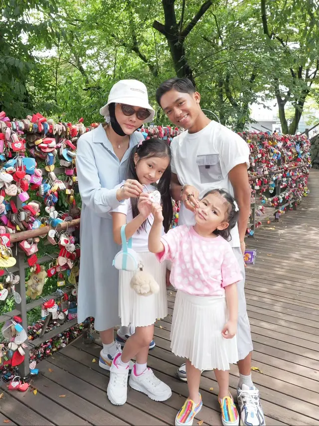 Potret Sarwendah liburan bersama keluarga ke Korea dengan wajah pasca operasi (Sumber: Instagram/@sarwendah29)