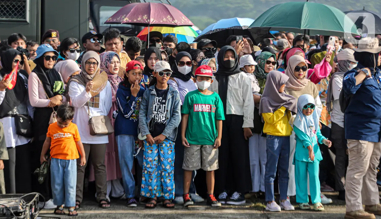 Sebanyak 82 pesawat yang terdiri dari pesawat tempur, pesawat angkut, helikopter dilibatkan dalam atraksi udara di peringatan HUT ke-77 TNI AU. (Liputan6.com/Faizal Fanani)