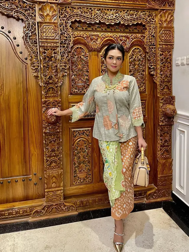 6 Outfit Ibu Pejabat Ala Bella Saphira, Inspirasi Tampil Elegan untuk Usia 50-an