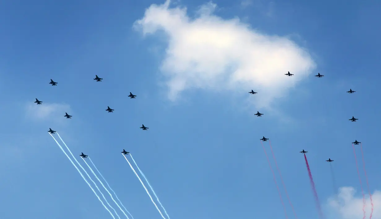 Pesawat-pesawat itu terbang rendah dan membentuk formasi menyerupai angka “80” di udara. (KapanLagi.com/Budy Santoso)