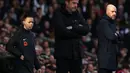 Terbaru, Rebbeca Welch ditunjuk sebagai ofisial wasit keempat pada laga Liga Inggris 2023/2024 antara Fulham melawan Manchester United pada 4 November 2023. Pertandingan yang berlangsung di Craven Cottage, London, Inggris tersebut dimenangkan oleh Setan Merah dengan skor 1-0. (AFP/Adrian Dennis)