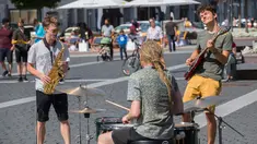 Orang-orang tampil di acara Hari Musik Jalanan (Street Music Day) di Vilnius, Lithuania (18/7/2020). Sejumlah musisi profesional dan amatir tampil di jalan-jalan dan taman di kota tua Vilnius dalam rangka merayakan Hari Musik Jalanan pada Sabtu (18/7). (Xinhua/Alfredas Pliadis)