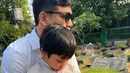 <p>Momen Lebaran Haji juga mereka manfaatkan untuk berziarah ke makam Vanessa Angel dan Bibi Andriansyah. (Foto: Instagram/ fuji_an)</p>