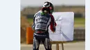 Jorge Lorenzo merayakan kemenangan dengan menulis di papan tulis dalam MotoGP Aragon, Spanyol, Minggu (27/9/2015). (Reuters/Marcelo del Pozo)