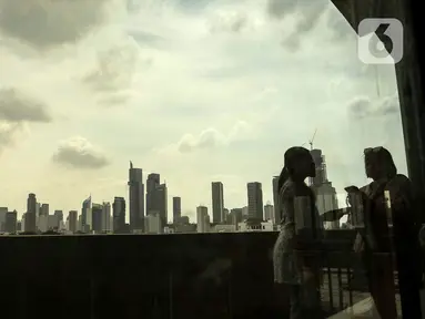 Sejumlah pekerja menikmati suasana gedung bertingkat di kawasan Jakarta, Jumat (26/1/2024). Kementerian Investasi/Badan Koordinasi Penanaman Modal (BKPM) melaporkan realisasi investasi sepanjang tahun 2023 mencapai Rp 1.418,9 triliun, meningkat 17,5 persen secara tahunan. (Liputan6.com/Angga Yuniar)