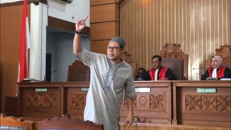 Pimpinan JAD Zainal Anshari usai mendengar putusan hakim. (Merdeka.com/Nur Habibie)