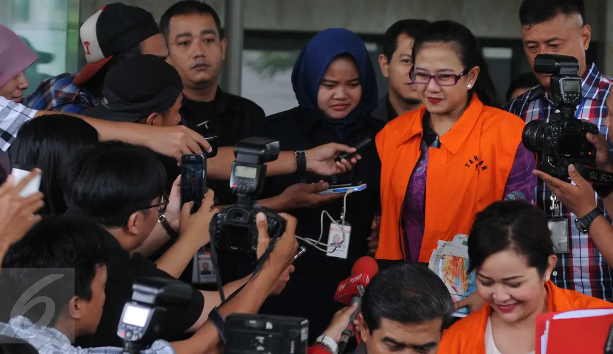 Anggota Komisi V DPR Damayanti Wisnu Putranti berjalan keluar Gedung KPK, Jakarta, Senin (1/2). Damayanti diperiksa terkait suap proyek di Kementerian PU dan Perumahan Rakyat bersama Dessy A Edwin dan Julia Prasetyarini. (Liputan6.com/Helmi Afandi)