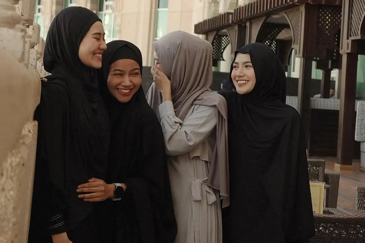 Potret Mahalini, Aaliyah, Yura Yunita dan Sheila Dara di Makkah, Adem Berhijab