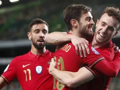 Para pemain Portugal merayakan gol yang dicetak oleh Bernardo Silva ke gawang Swedia pada laga UEFA Nations League di Stadion Jose Alvalade, Kamis (15/10/2020). Portugal menang dengan skor 3-0. (AP Photo/Armando Franca)