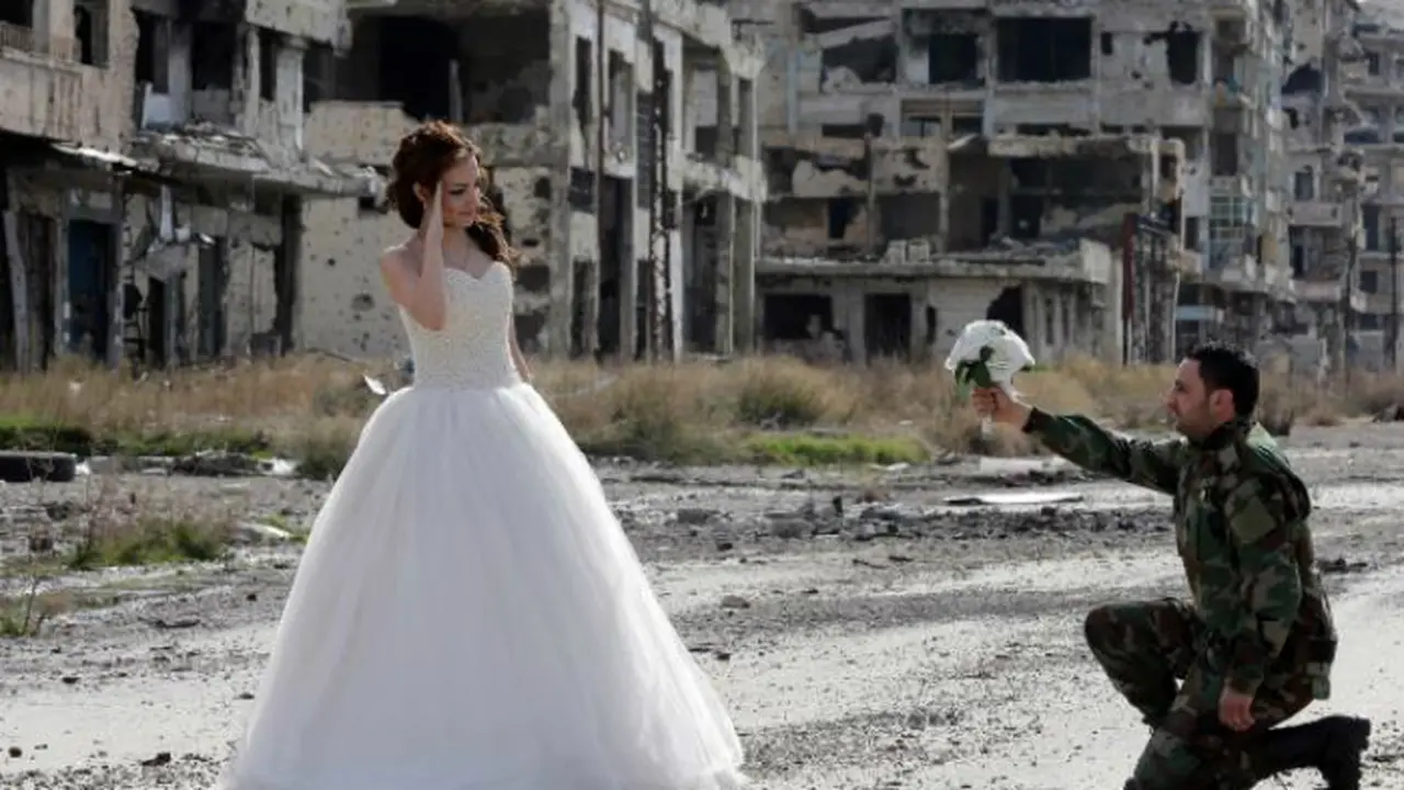 Reruntuhan Kota Syria Latar Belakang Foto Pernikahan Pasangan Ini