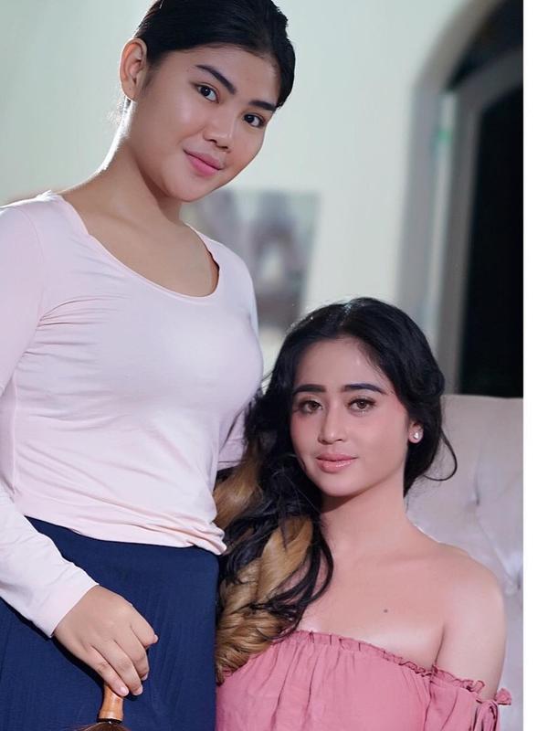 Dewi Perssik dan keponakannya