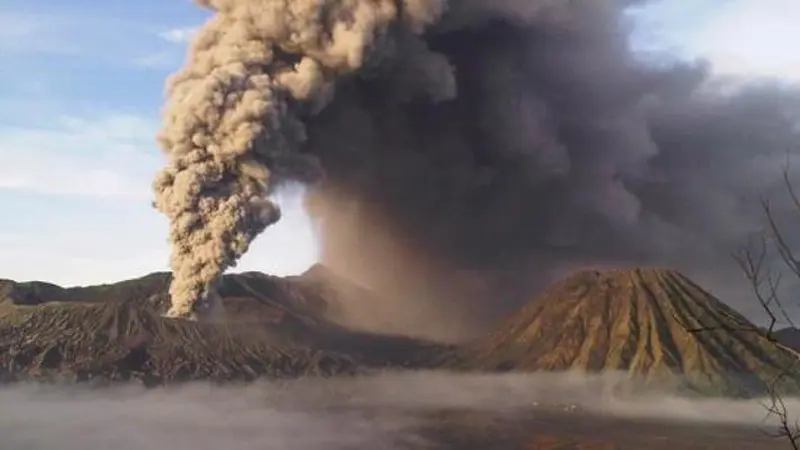 Video Detik-detik meletusnya Gunung Bromo pada 2004