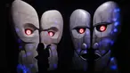 Seorang pengunjung melihat salah satu ruangan yang berisi instalasi pameran Pink Floyd di Roma, Italia (16/1). Pameran dari Band Pink Floyd ini bertema "Their Mortal Remains". (AP Photo / Gregorio Borgia)