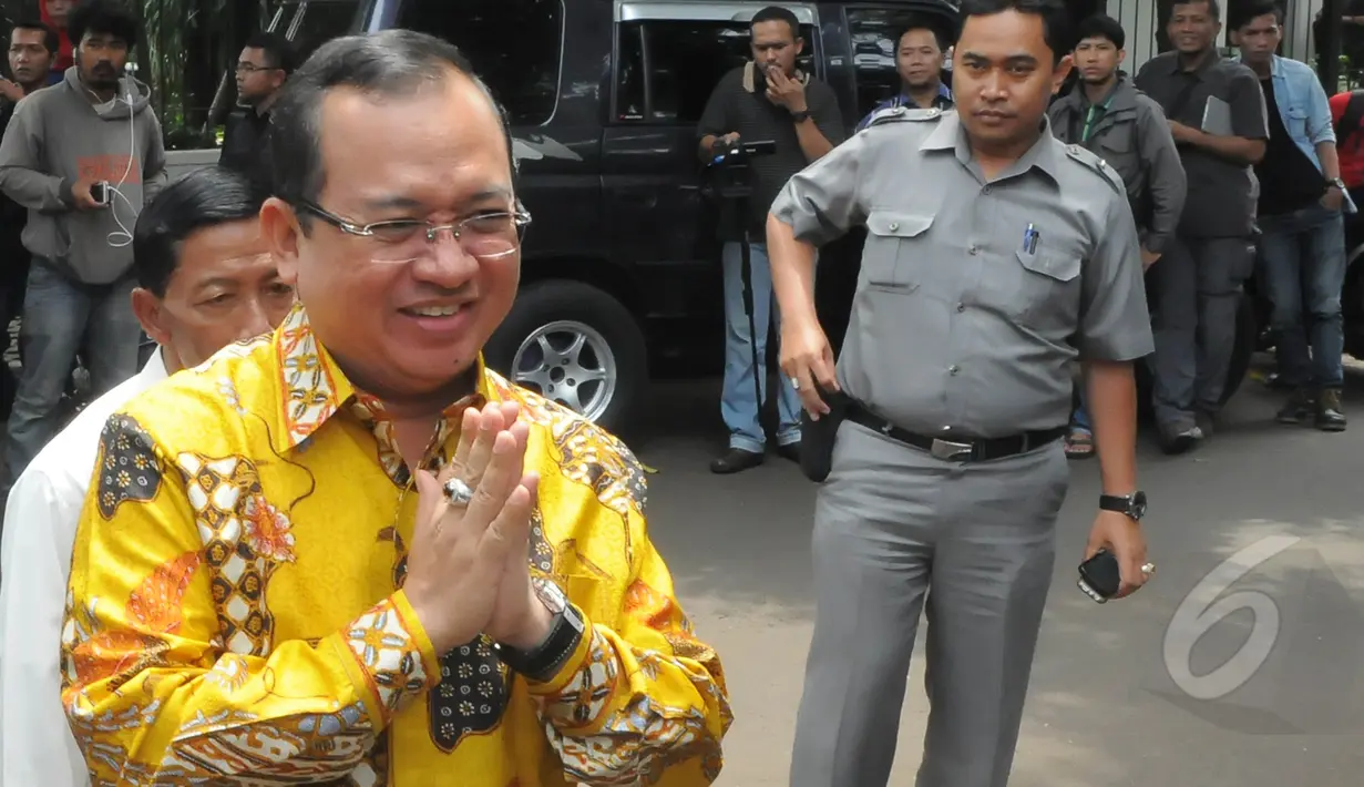 Fungsionaris Partai Golkar, Priyo Budi Santoso terlihat hadir dalam kunjungan Golkar kubu Agung Laksono ke rumah dinas Ketua MPR yang juga Ketum PAN, Zulkifli Hasan di Jakarta, Kamis (12/3/2015). (Liputan6.com/Herman Zakharia)