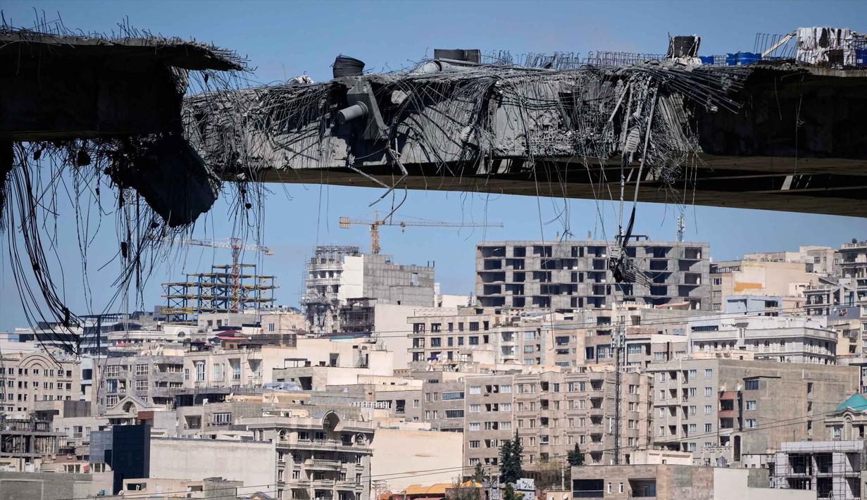 Pemerintah Iran mengecam keras insiden ini sebagai serangan terhadap infrastruktur sipil dan memperingatkan bahwa kerusakan tersebut akan mengganggu lalu lintas di salah satu rute komuter tersibuk di negara itu selama berbulan-bulan. Tampak dalam foto, kondisi sebuah jembatan yang terkena terkena serangan udara Amerika Serikat pada Kamis 2 April 2026 terlihat di Karaj, sebelah barat Teheran, Iran, Jumat, 3 April 2026. (AP Photo/Vahid Salemi)