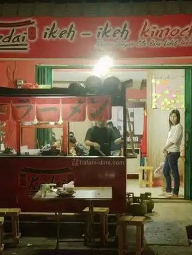 6 Spanduk Makanan Jepang dan Korea Ini Nyeleneh, Pembeli Senyum Lebar
