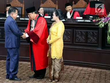 Wapres Jusuf Kalla memberikan selamat kepada Ketua Mahkamah Konstitusi, Arief Hidayat usai pengambilan sumpah di Gedung MK, Jakarta, Jumat (14/7). Arief Hidayat kembali terpilih menjadi Ketua MK untuk masa jabatan 2017-2020. (Liputan6.com/Johan Tallo)