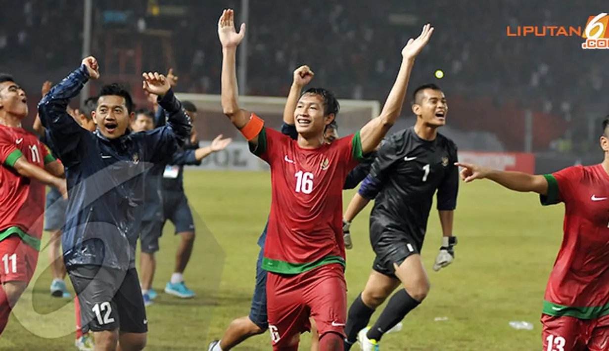 Hansamu Yama Pranata (tengah) melakukan selebrasi dengan melambaikan tangan ke arah para suporter (Liputan6.com/Helmi Fithriansyah)