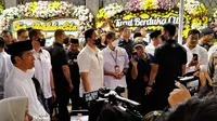 Presiden Joko Widodo dan Ibu Negara Iriana Jokowi turut melayat ke rumah Kepala Staf Kepresidenan RI Moeldoko. Istri Moeldoko, Koesni Harningsih meninggal dunia pada Minggu (12/3/2023). (Dok. Liputan6.com/Ady Anugrahadi).