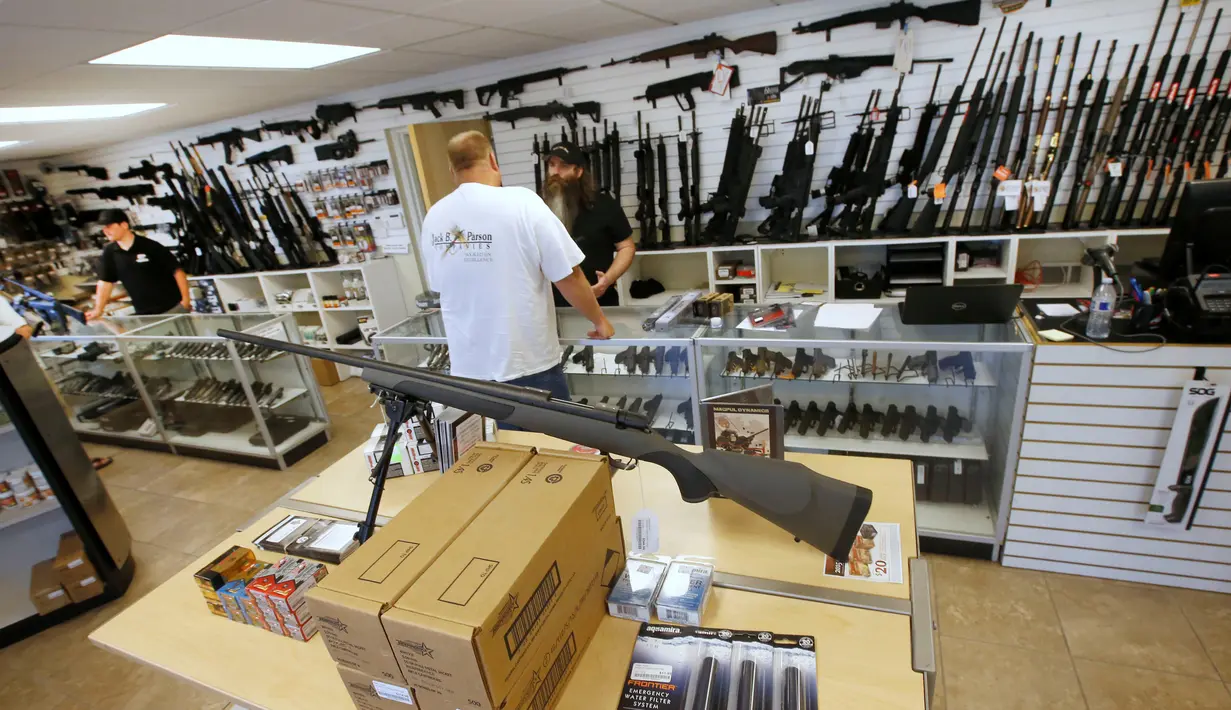 Penjaga toko ketika melayani pelanggan di Toko Senjata "Ready Gunner" di Utah, AS, (21/6). Senapan serbu AR-15 yang dipakai dalam penembakan di Orlando menjadi senjata paling laris di AS.  (REUTERS / George Frey)