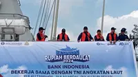 KRI Kerambit dalam ekspedisi Rupiah Berdaulat di pulau terluar Republik Indonesia. Ekspedisi ini menyediakan uang rupiah baru yang diperuntukkan bagi warga pulau-pulau terluar dan terpencil agar tetap menggunakan uang rupiah yang tidak kumal, lecek ataupun rusak. Foto: liputan6.com/ajang nurdin&nbsp;