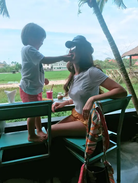 Ibu dan anak yang satu ini juga sering banget menikmati waktu senggangnya dengan liburan bersama. Dan untuk kali ini, mereka kompak mengenakan kaus putih dan berada di tepi sawah. (Instagram/inijedar)