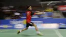 Pebulutangkis PB Djarum, Shesar Hiren mengembalikan kok kearah pebulutangkis SGS PLN Bandung, Anthony Ginting pada Kejurnas Beregu Campuran di Britama Arena, Jakarta, Kamis (20/12). Shesar berhasil mengalahkan Anthony. (Bola.com/Yoppy Renato)