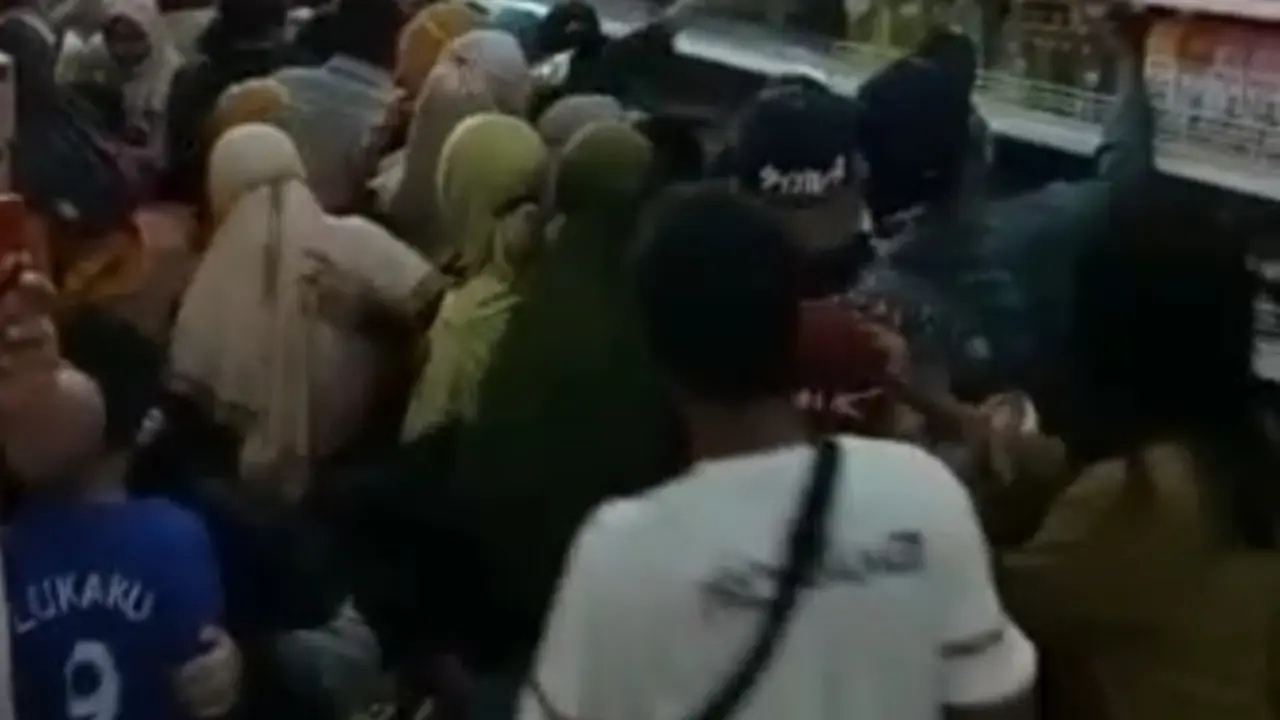 Warga di Salah Satu Super Market di Jember Berebut Minyak Goreng. (Istimewa)