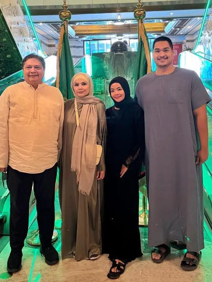 Gaya Niena Kirana Istri Menteri Olahraga Dito Ariotedjo saat Umrah