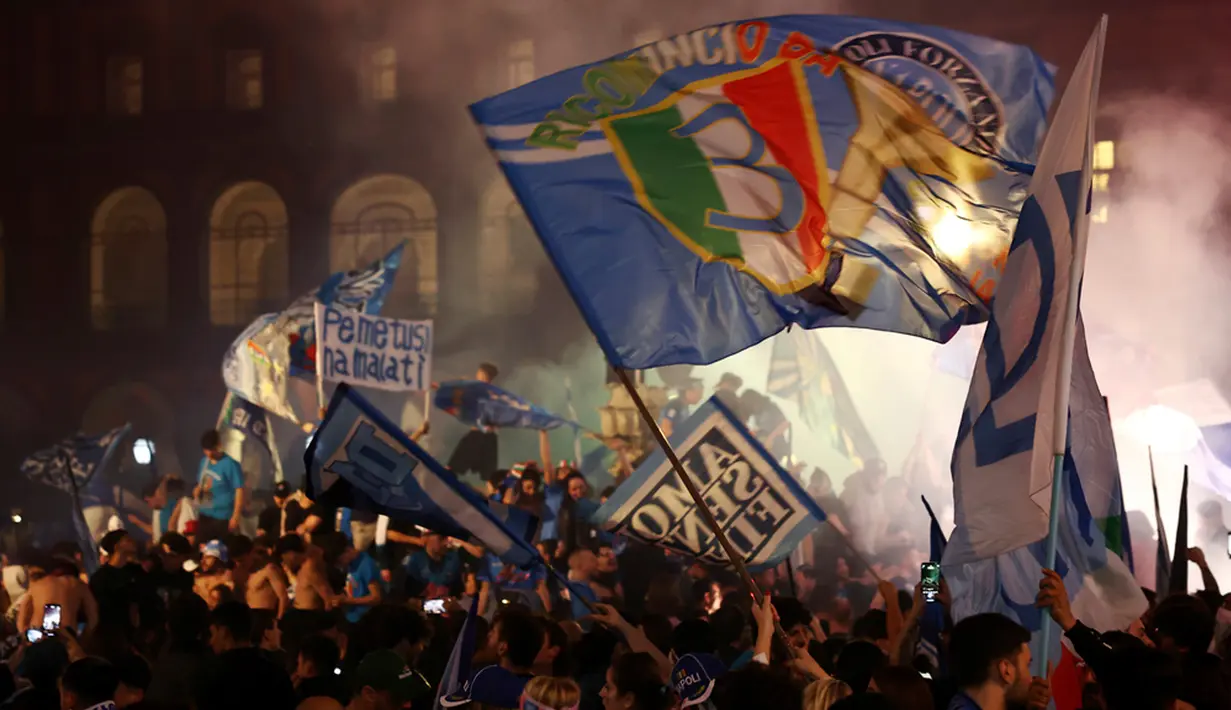 Bendera biru dan putih yang menjadi warna kostum kesebelasan Napoli digantung di sepanjang gang-gang di seantero kota. Bahkan ada beragam kue, roti, es krim yang didedikasikan untuk pemain-pemain tertentu. (Alessandro Garofalo/LaPresse via AP)