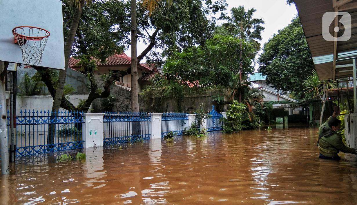 Suasana banjir yang merendam permukiman warga di kawasan Kebalen, Jakarta, Sabtu (20/2/2021). Curah hujan yang tinggi menyebabkan banjir setinggi orang dewasa di kawasan Kebalen. (Liputan6.com/Johan Tallo)
