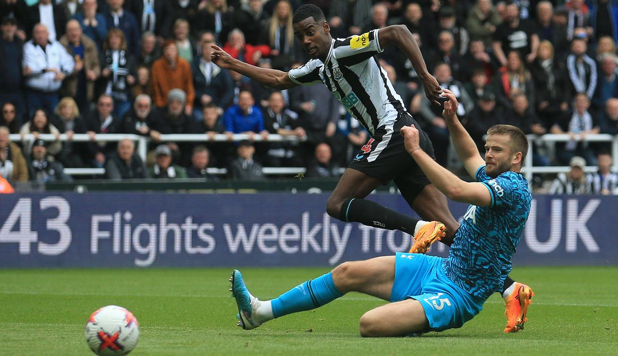 Pemain Newcastle United, Alexander Isak, menendang bola ke gawang Tottenham Hotspur yang membuahkan gol dalam pertandingan lanjutan Liga Inggris 2022/2023 yang berlangsung di St James Park, Minggu (23/4/2023). Alexander Isak merupakan salah satu mesin gol The Magpies musim ini dengan 11 gol. Pemain berusia 23 tahun tersebut telah tampil sebanyak 24 kali bersama Newcastle disemua kompetisi. (AFP/Lindsey Parnaby)