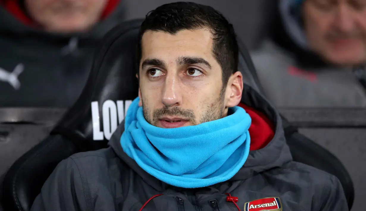 Henrikh Mkhitaryan berada di bangku cadangan saat bertanding melawan Swansea City pada lanjutan Liga Inggris di Stadion Liberty, Swansea, Wales, (30/1). Pada debut pertamanya di Arsenal Mkhitaryan kalah 3-1 atas Swansea City. (Nick Potts/PA via AP)